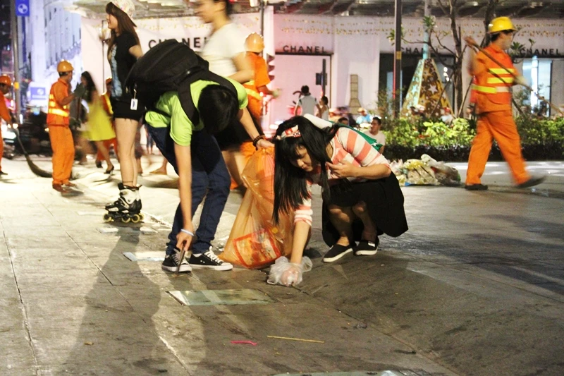 Những bạn trẻ nhặt rác sau giao thừa ở trung tâm Sài Gòn ảnh 13